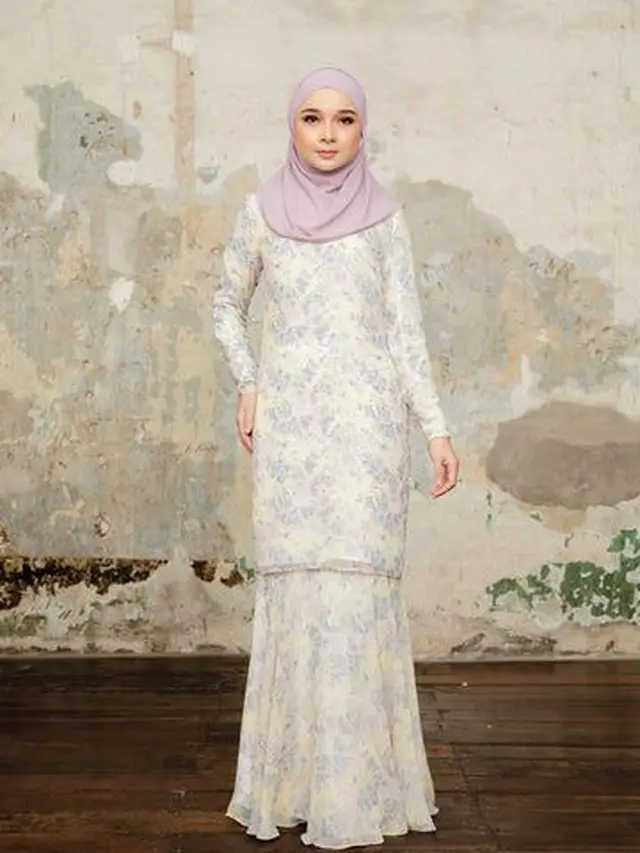 Baju Kurung dikombinasikan dengan Batik