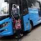 Calon penumpang menaiki bus TransJabodetabek Premium di Mega City, Bekasi Barat, Senin  (12/3). PT Transjakarta menyediakan 48 Bus TransJabodetabek Premium guna mendukung kebijakan ganjil genap di ruas Tol Jakarta-Cikampek. (Liputan6.com/Arya Manggala)