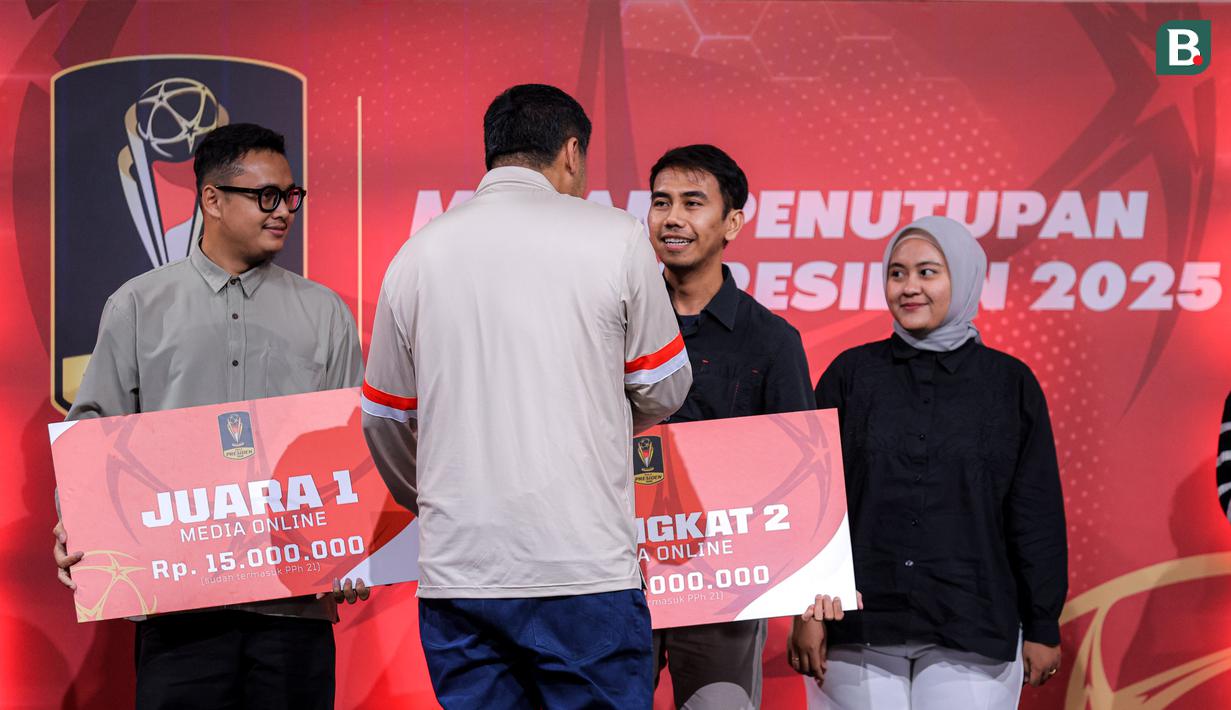 Ketua Steering Committee (SC) Piala Presiden 2025, Maruarar Sirait (tengah kiri) memberikan hadiah apresiasi peringkat kedua kategori video media sosial Piala Presiden 2025 kepada jurnalis Bola.net, Bagaskara Lazuardi dan Pradipta Rama dalam acara Malam Penutupan Piala Presiden 2025 di Studio 8 SCTV Tower, Senayan City, Minggu (12/04/2026) malam WIB. (Bola.com/Bagaskara Lazuardi)