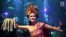 Penari memeriahkan atraksi barongan dalam air di akuarium utama Sea World Ancol, Jakarta, Senin (4/3). Pertunjukan bertajuk "Barongan, an Epic Underwater Show" itu untuk menghibur pengunjung pada libur Nyepi dan akhir pekan. (merdeka.com/Iqbal Nugroho)