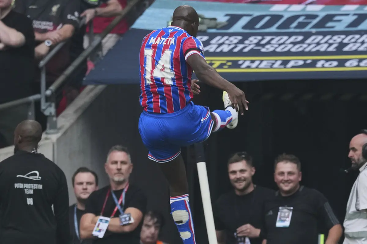 Selebrasi penyerang Crystal Palace, Jean-Philippe Mateta, usai menjebol gawang Liverpool di laga Community Shield di Stadion Wembley, Minggu (10/08/2025). (AP Photo/Dave Shopland).