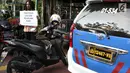 Aktivis Koalisi Pejalan Kaki (KPK) melakukan aksi di sepanjang trotoar kawasan Monas, Jakarta, Jumat (28/7). Dalam aksinya akitivis membawa poster yang mengimbau trotoar sebagai tempat bagi pejalan kaki. (Liputan6.com/Immanuel Antonius)