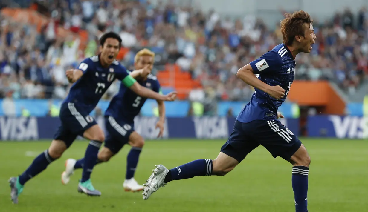 Gelandang Jepang, Takeshi Inui, merayakan gol yang dicetaknya ke gawang Senegal pada laga grup H Piala Dunia di Yekaterinburg Arena, Yekaterinburg, Minggu (25/6/2018). Kedua negara bermain imbang 2-2. (AP/Natacha Pisarenko)