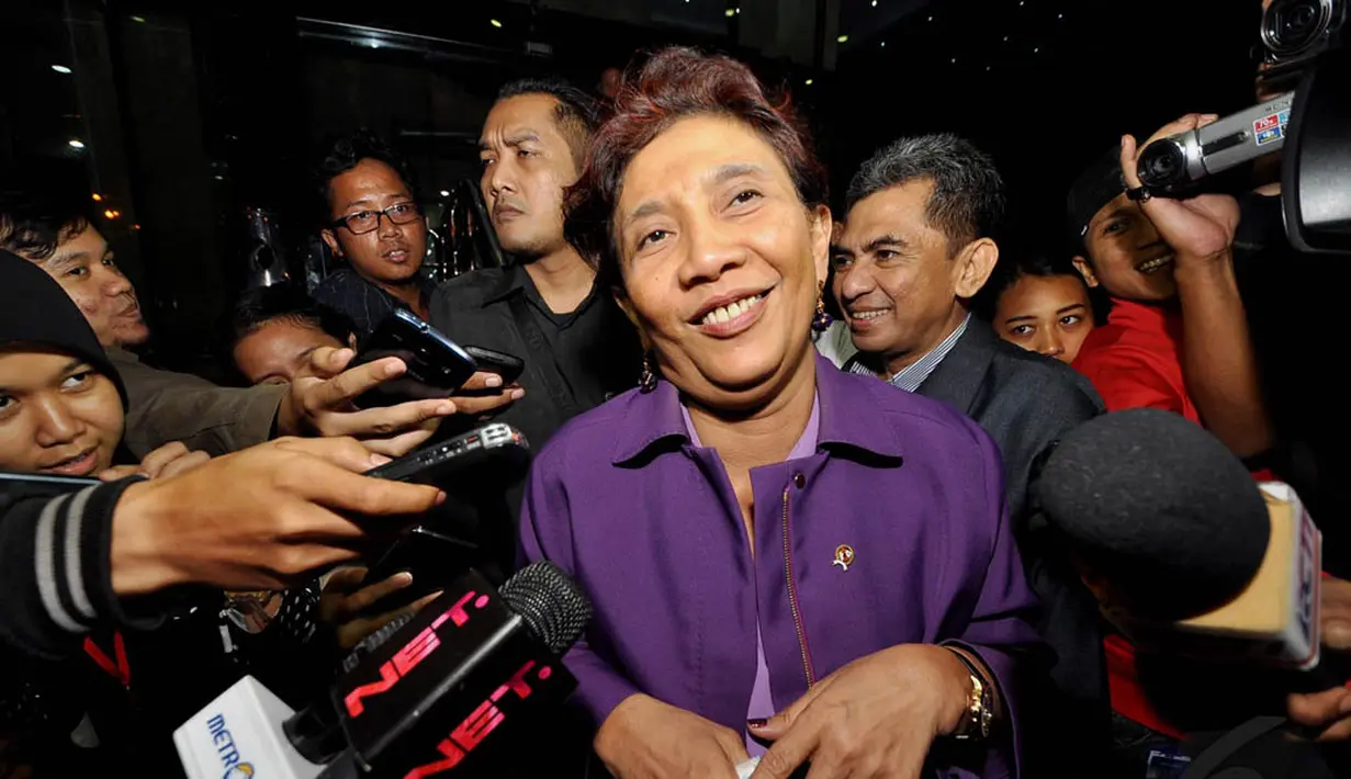 Menteri Susi Pudjiastuti  bungkam saat disinggung apakah kedatangannya untuk melaporkan harta kekayaan ke KPK, Jakarta, Rabu (3/12/2014). (Liputan6.com/Miftahul Hayat)