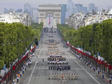 Parade militer memeriahkan peringatan Bastile Days 2014 di sepanjang jalan Champs Elysees di Paris, Perancis, (14/7/2014). (REUTERS/Thomas Samson/Pool)