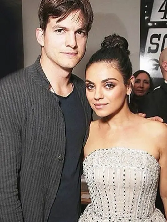 Lewat acara The Thrive Global Podcas, Ashton menuturkan alasannya mengapa ia dan sang istri tidak menunjukkan wajah anak-anak mereka yang kini masih berusia belia. (Instagram/aplusk)