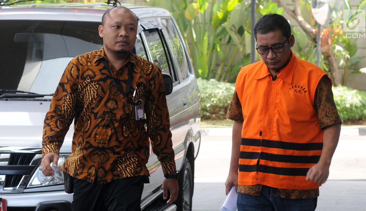 Bupati Tulungagung nonaktif Syahri Mulyo (kanan) tiba di Gedung KPK, Jakarta, Jumat (3/8). Syahri diperiksa untuk pengembangan dugaan suap dari pengusaha Susilo Prabowo terkait proyek infrastruktur di Tulungagung. (Merdeka.com/Dwi Narwoko)