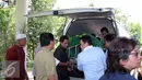 Keluarga dan kerabat saat membawa jenazah pengacara senior Adnan Buyung Nasution dikediamannya di kawasan Lebak Bulus, Jakarta, Rabu (23/9/2015). Adnan menghembuskan napas terakhir pada pagi tadi pukul 10.15 WIB. (Liputan6.com/Helmi Afandi)