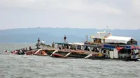 Penumpang  Kapal Feri Nirvana  diselamatkan oleh penjaga pantai Kota Ormoc,Filipina Tengah, 2 Juli 2015. (Reuters)