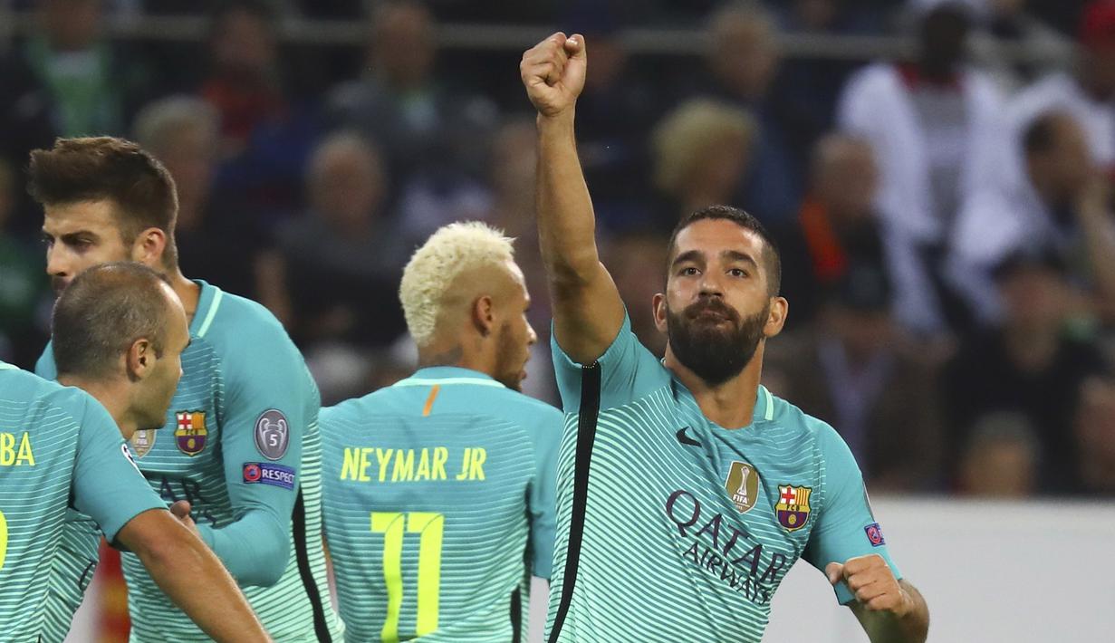 Arda Turan mengepalkan tangannya usai mencetak gol ke gawang Borussia Moenchengladbach pada liga Champions di Borussia Park, Jerman (Kamis (29/9/2016) dini hari WIB. (REUTERS/Kai Pfaffenbach)