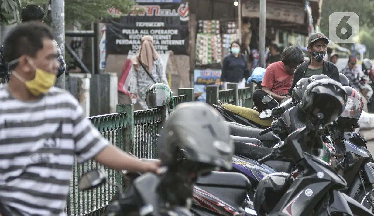 Sejumlah warga saat beralih menjadi tukang ojek akibat berhenti kerja di Jakarta, Kamis (12/11/2020). Dari jumlah tersebut, DKI Jakarta mendominasi dengan jumlah 10,9t persen dari total keseluruhan pengangguran di Indonesia. (merdeka.com/Iqbal S. Nugroho)
