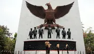 PERINGATAN HARI KESAKTIAN PANCASILA: Sejumlah Pramuka mengabadikan patung tujuh pahlawan revolusi di Monumen Pancasila Sakti (Liputan6.com/Helmi Fithriansyah)