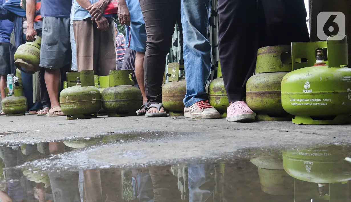 Larangan penjualan gas elpiji subsidi 3 kilogram pada toko-toko kelontong atau pengecer per 1 Februari 2025 menyebabkan warga kesulitan. (Liputan6.com/Herman Zakharia)