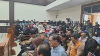 Sidang Dokter Tifa, Pengunjung Tak Bisa Masuk Nobar Depan Pengadilan