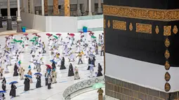 Jemaah melakukan tawaf mengelilingi Ka'bah di dalam Masjidil Haram saat melakukan rangkaian ibadah haji di tengah pandemi COVID-19 di Kota Suci Mekkah, Arab Saudi, Rabu (29/7/2020).  Tawaf dilakukan dengan menjaga jarak mengikuti garis-garis yang telah ditentukan. (Saudi Media Ministry via AP)