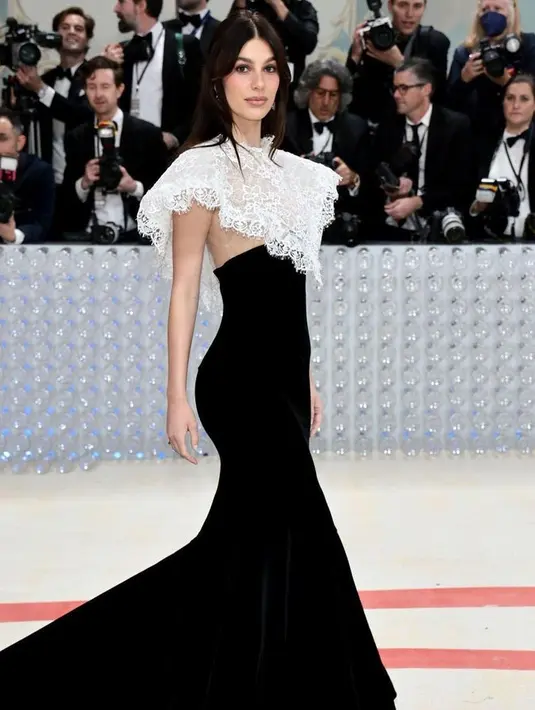 Kerah kemeja terpisah juga bisa menjadi pernyataan gaya, nih. Banyak, kan sekarang collar berukuran besar yang dijual terpisah. [@officialmetgala]