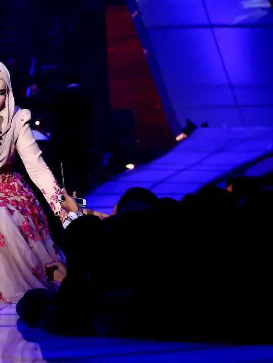 Harapan lainnya Siti Nurhaliza adalah, ia ingin menjadi orang yang disayangi banyak orang. Itu lebih penting, karena bila orang menyayanginya itu suatu anugerah dan rahmat dari Allah. (Andy Masela/Bintang.com)