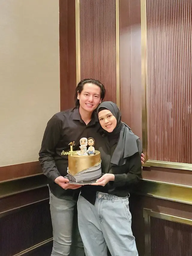 6 Potret Cut Meyriska dan Roger Danuarta Rayakan Setahun Pernikahan, Romantis