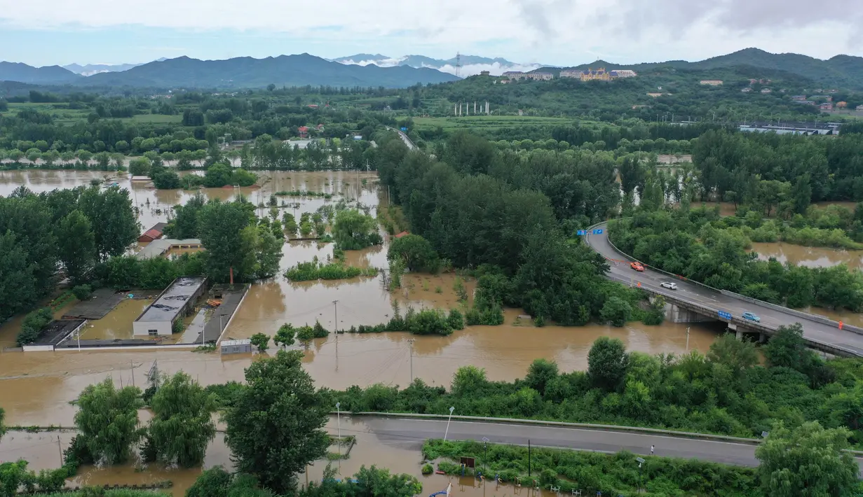 Situasi tersebut juga memaksa pihak berwenang mengevakuasi puluhan ribu orang ke lokasi yang lebih aman. (ADEK BERRY/AFP)
