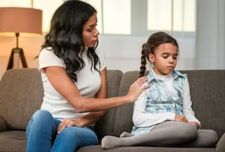 Dalam proses tumbuh kembang anak, orangtua sering berada di posisi serba salah. Ingin membantu agar anak tidak gagal, tetapi juga ingin mereka belajar mandiri dan percaya diri. (foto/dok: freepik)