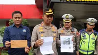 Metro Tangerang Kota Kombes Zain Dwi Nugroho menunjukkan surat tilang elektronik disertai dengan bukti pelanggaran dari tangkapan kamera ETLE. Sistem ETLE di Kota Tangerang akan resmi diberlakukan mula Senin (9/1/2023) pekan depan. (Liputan6.com/Pramita Tristiawati)