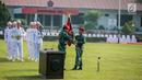 Panglima TNI Marsekal Hadi Tjahjanto (kiri) menyerahkan bendera kepada Brigjen TNI Rochadi saat melantiknya sebagai Komandan Koopssus TNI di Lapangan Markas Koopssus TNI, Mabes TNI, Jakarta, Selasa (30/7/2019). Koopssus TNI bertugas untuk menyelenggarakan operasi khusus. (Liputan6.com/Faizal Fanani)