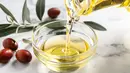 Jojoba Oil memiliki sifat anti-inflamasi dan kandungan vitamin E yang merupakan antioksidan untuk memperlambat proses penuaan kulit. Foto: Shutterstock.