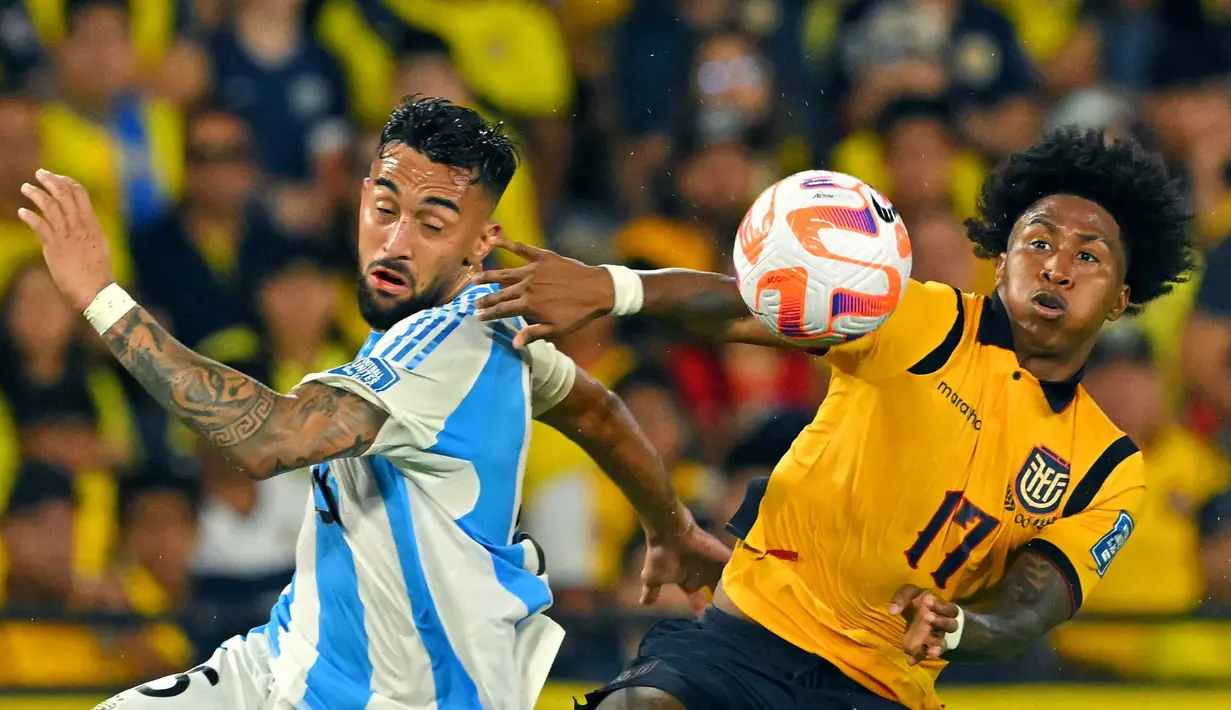Penyerang Argentina, Nicolas Gonzalez (kiri) berebut bola dengan dan bek Ekuador, Angelo Preciado selama pertandingan kualifikasi Piala Dunia FIFA 2026 zona Amerika Selatan di Stadion Monumental Banco Pichincha di Guayaquil, Ekuador, pada Selasa 9 September 2025 waktu setempat atau Rabu (10/9/2025) pagi WIB. (Rodrigo BUENDIA/AFP)