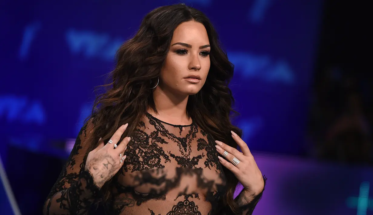 Penyanyi cantik Demi Lovato berpose setibanya pada ajang penghargaan MTV Video Music Awards (VMA)  2017 di California, Minggu (27/8). Demi Lovato menambahkan berlian dan anting-anting sebagai pelengkap penampilannya. (Jordan Strauss/Invision/AP)