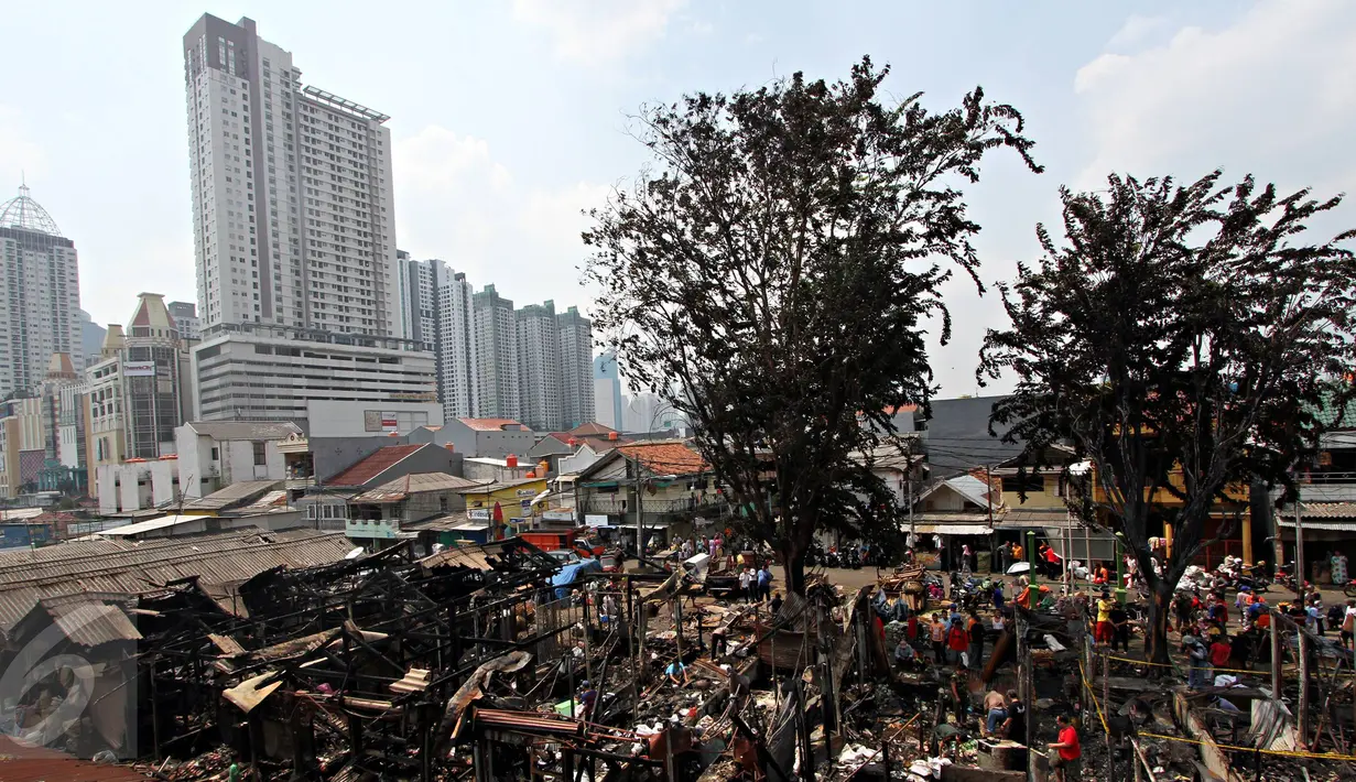 Suasana sisa kebakaran di Pasar  Inpres Tanah Abang, Jakarta, Minggu (11/10/2015). Kebakaran yang terjadi pada Minggu (11/10/2015) dini hari tersebut menghanguskan 136 kios (Liputan6.com/Immanuel Antonius)