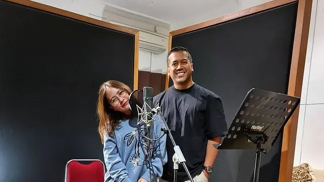 7 Potret Kebersamaan Prilly Latuconsina dan Musisi Andi Rianto yang Rilis Lagu Baru