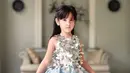 Gaya putri Nia Ramadhani dan Ardi Bakrie, Mikhayla dengan dress berikut ini bisa jadi inspirasi. Dia tampil cantik bak princess berbalut pouf dress dengan aksen embellishment nuansa abu-abu dan biru muda. (Instagram/ramadhaniabakrie).