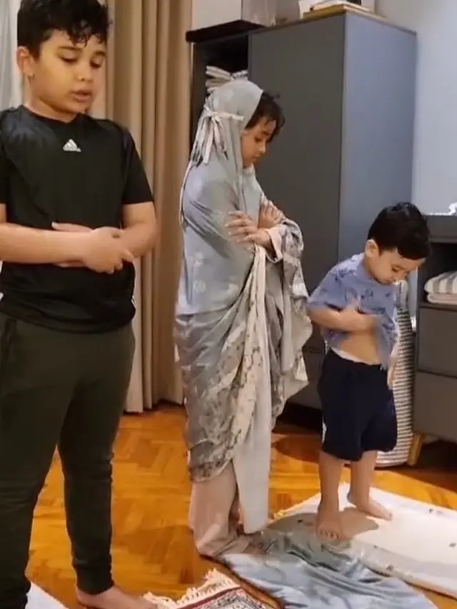 Anak Shiren dan Zaskia salat jamaah (Instagran/zaskiasungkar15)