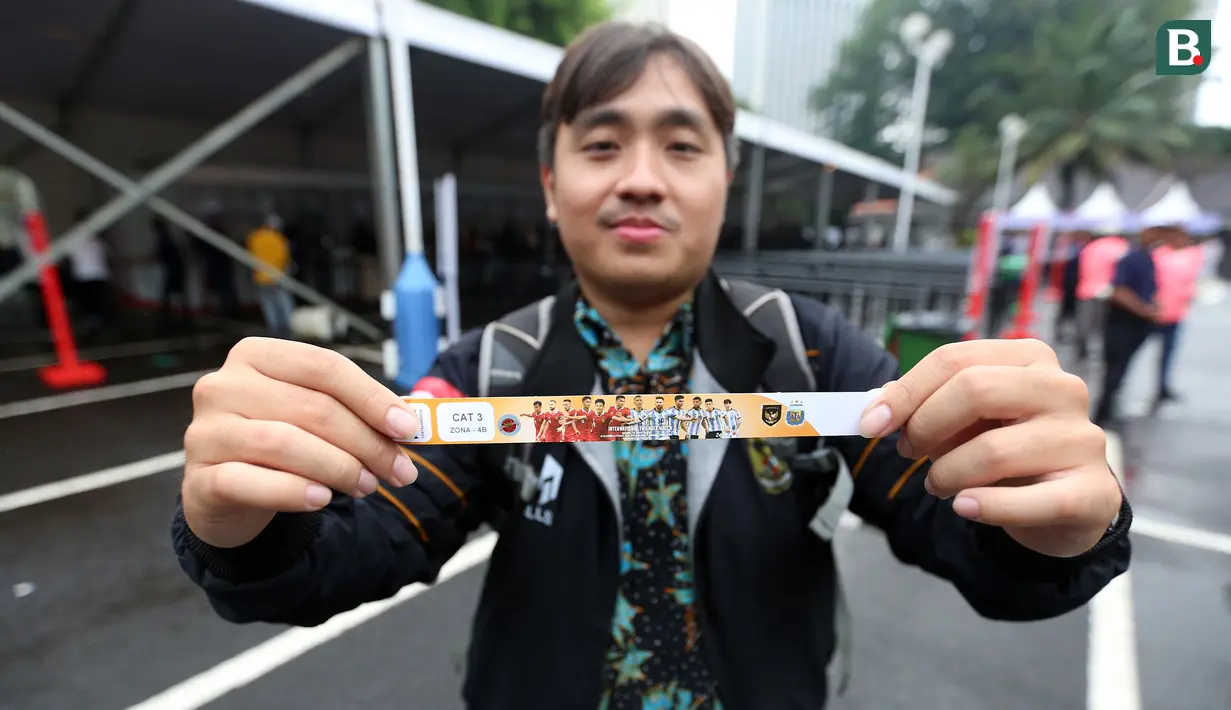 Seorang calon penonton menunjukkan tiket laga FIFA Matchday Timnas Indonesia melawan Argentina di booth penukaran tiket yang terletak di Gedung Serba Guna Senayan, Jakarta, Jumat (16/06/2023). Penukaran tiket Timnas Indonesia Vs Argentina dimulai pukul 10.00-17.00 WIB hingga hari Senin (19/06/2023) siang. (Bola.com/Bagaskara Lazuardi)
