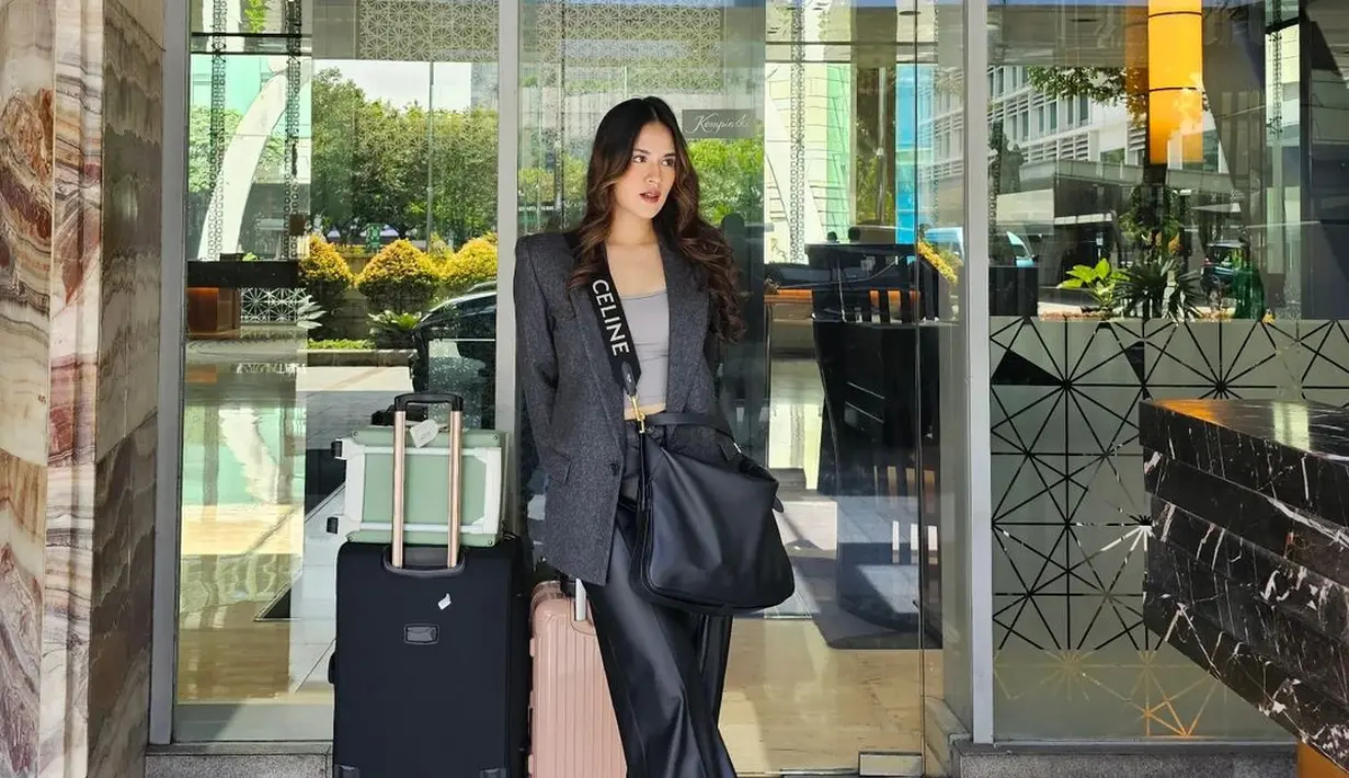 Penampilan chic ala Raisa. Ia mengenakan tank top abu-abu, ditumpuk dengan blazer yang serasi, dengan celana panjang hitam dari kulit. [Foto: Instagram/raisa6690]