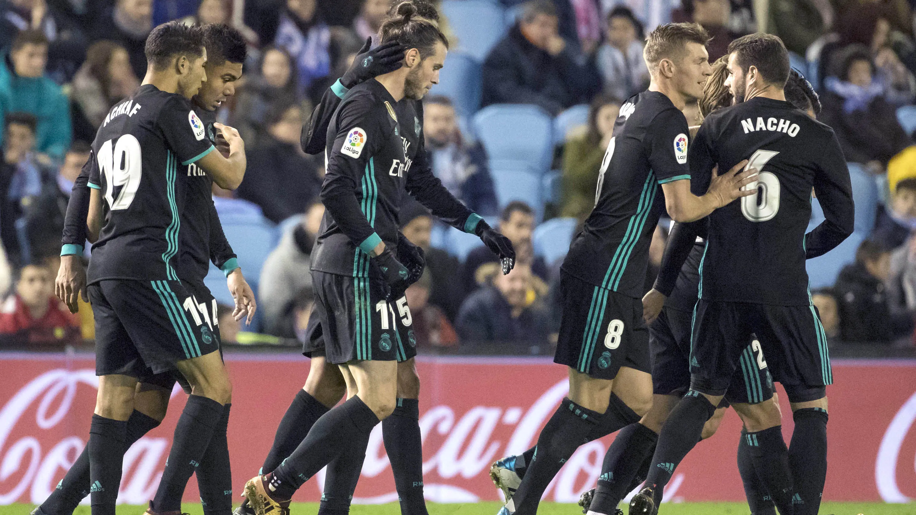 Para pemain Real Madrid merayakan gol yang dicetak Gareth Bale ke gawang Celta Vigo pada laga La Liga Spanyol di Stadion Balaidos, Vigo, Minggu (7/1/2018). Kedua klub bermain imbang 2-2. (AP/Lalo R.Villar)