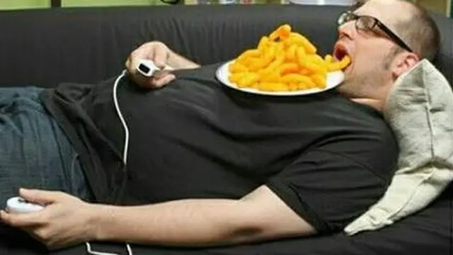 6 Tingkah Bapak-Bapak saat Makan Ini Nyeleneh Banget, Bikin Ngakak