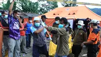 Korban longsor Banjarnegara dibawa ke posko pemulasaraan jenazah (Liputan6.com/ Edhie Prayitno Ige)