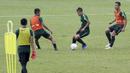 Pemain Timnas Indonesia U-22, Witan Sulaeman, menggiring bola saat latihan di Stadion Madya, Senayan, Senin (12/1). Latihan kali ini tidak dipimpin Indra Sjafri karena sedang mengikuti lisensi kepelatihan Pro AFC di Spanyol. (Bola.com/M Iqbal Ichsan)