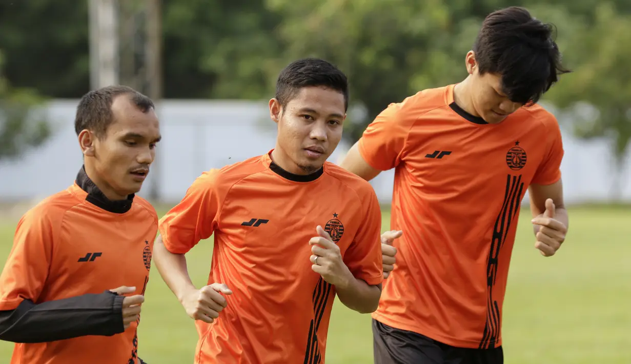 Pemain Persija Jakarta, Evan Dimas, saat latihan di Lapangan Sutasoma, Jakarta, Jumat (17/1/2020). Gelandang Timnas Indonesia ini menjadi rekrutan baru Macan Kemayoran untuk mengarungi Liga 1 musim depan. (Bola.com/M Iqbal Ichsan)