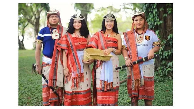 6 Gaya Menawan Krisdayanti Pakai Baju Adat Timor Leste yang Curi Perhatian