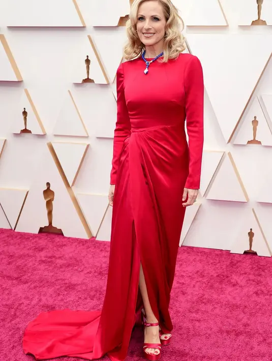 Marlee Matlin tampil mengenakan silk dress merah dengan siluet yang flowy rancangan Monique Lhuillier. Foto: Instagram.