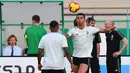 Striker Juventus, Cristiano Ronaldo, mengontrol bola saat sesi latihan jelang laga Supercoppa Italia di Stadion King Abdullah Sports City, Selasa (15/1). Juventus akan berhadapan dengan AC Milan. (AFP/Giuseppe Cacace)