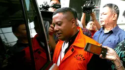 Bupati Mojokerto, Mustofa Kamal Pasa usai jalani pemeriksaan di KPK, Jakarta, Senin (30/4). Mustofa ditahan terkait dugaan gratifikasi proyek pemasangan tower BTS pemancar jaringan telekomunikasi seluler di wilayah Kab Mojokerto. (Merdeka.com/Dwi Narwoko)