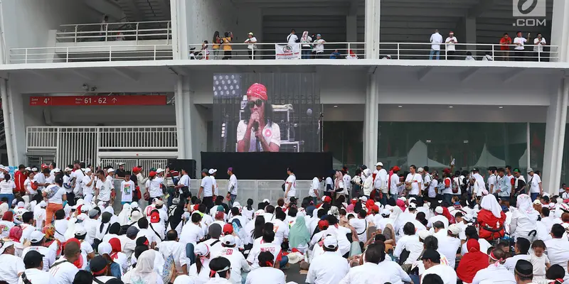 Pendukung 01 Nonton Bareng Konser Putih Bersatu di Luar Stadion