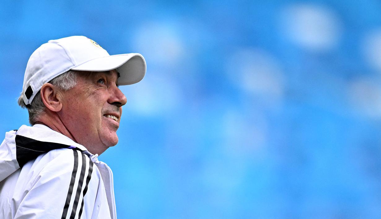 Pelatih Real Madrid, Carlo Ancelotti saat melakukan latihan menjelang laga semifinal Liga Champions 2022/2023 melawan Manchester City di Etihad Stadium, Manchester, Selasa (16/05/2023) waktu setempat. (AFP/Oli Scarff)