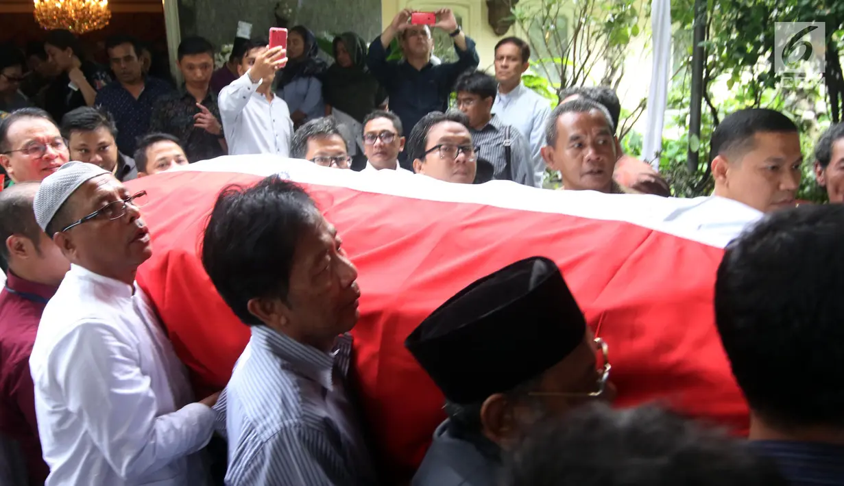 Keluarga dan kerabat membawa jenazah Probosutedjo di rumah duka di Jalan Diponegoro, Jakarta, Senin (26/3). Jenazah Probosutedjo akan diterbangkan ke Yogyakarta pada Senin sore. (Liputan6.com/Arya Manggala)