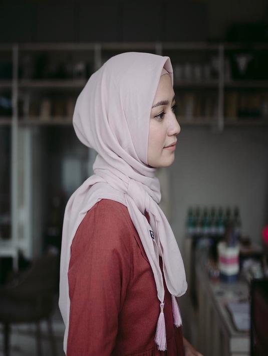 Gaya hijab sederhana tapi tetap modis ala Mega Iskanti ini perlu banget untuk ditiru. ia adalah pemenang di sebuah program khusus untuk fashioner di bidang hijab yang diadakan oleh Dian Pelangi. Tak heran jika gaya hijabnya kece banget (Liputan6.com/Instagram/@megaiskanti)