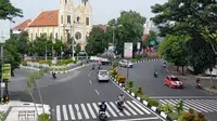 Jalan Kayutangan termasuk salah satu kawasan padat lalu lintas di Malang yang kini relatif lebih sepi kendaraan sejak wabah corona Covid-19 (Liputan6.com/Zainul Arifin)