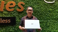 Presiden Direktur Acer Indonesia Herbet Ang bersama laptop tertipis di dunia Acer Swift 7 (Liputan6.com/ Agustin Setyo W)